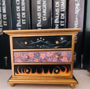 Petite commode "les 3 sœurs" — Acrylique sur bois